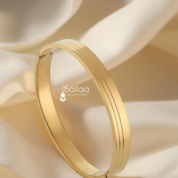 Elegant Gold Finish Men's Kada
